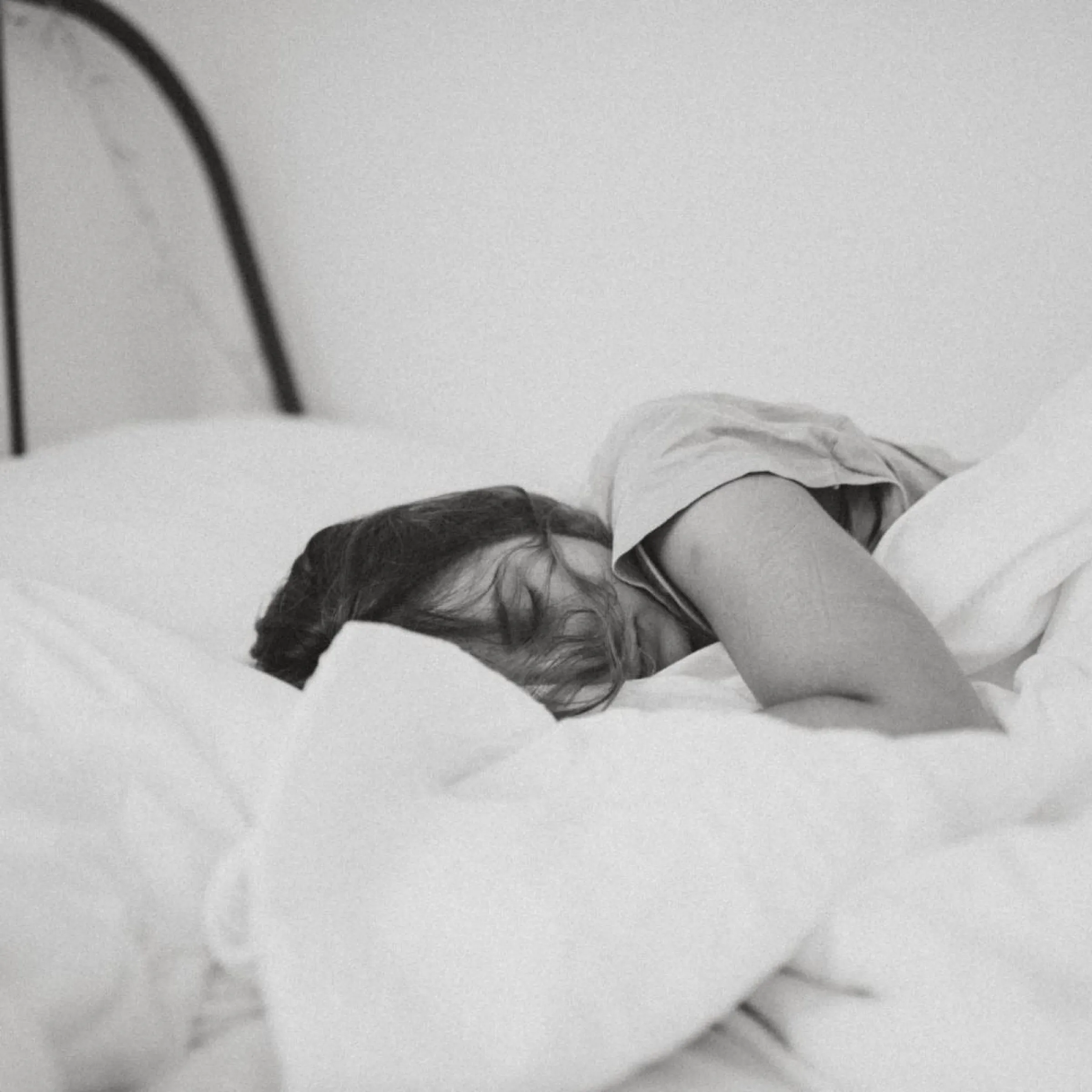 kvinna-som-sover-med-haret-utslappt