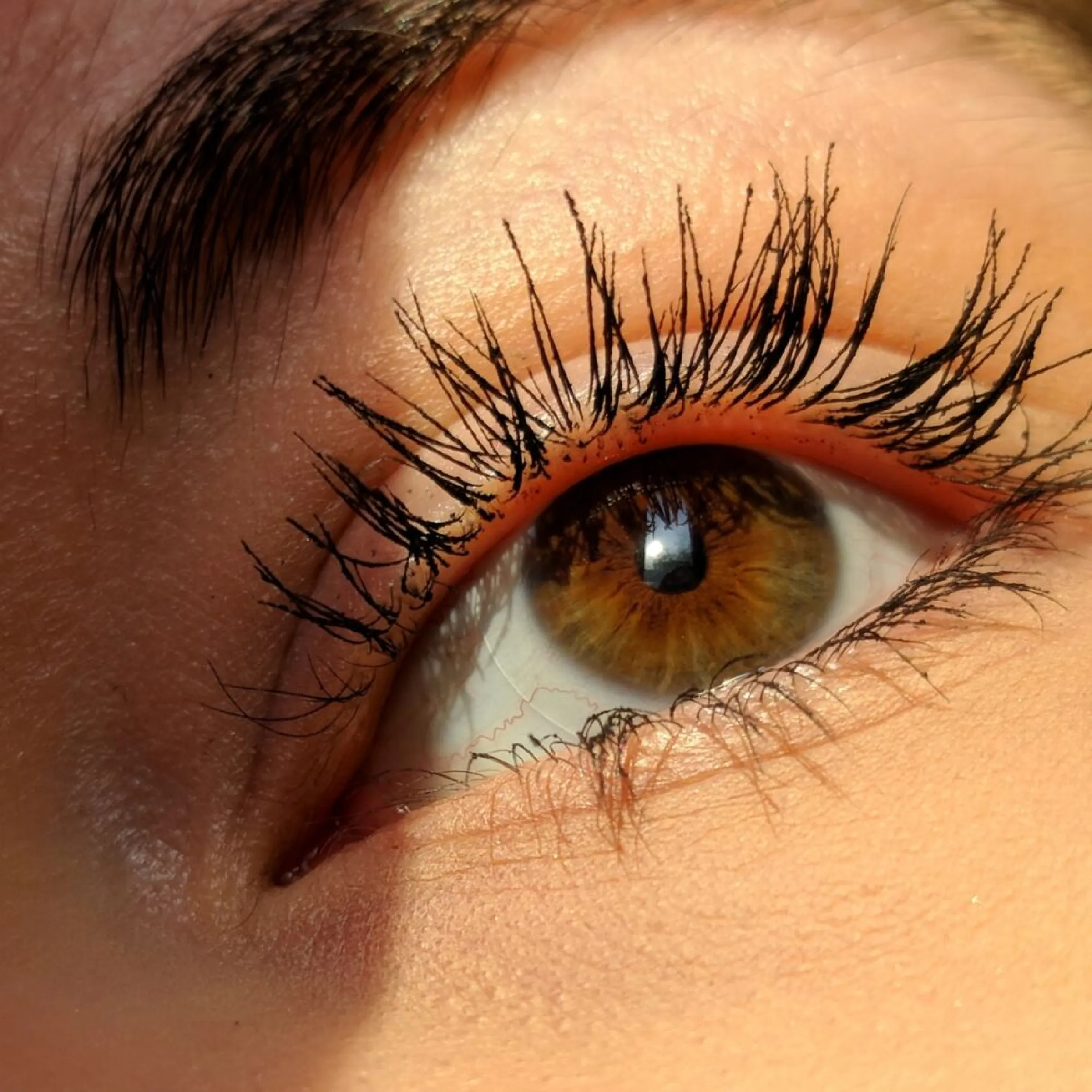 kvinna-som-har-gjort-lashlift